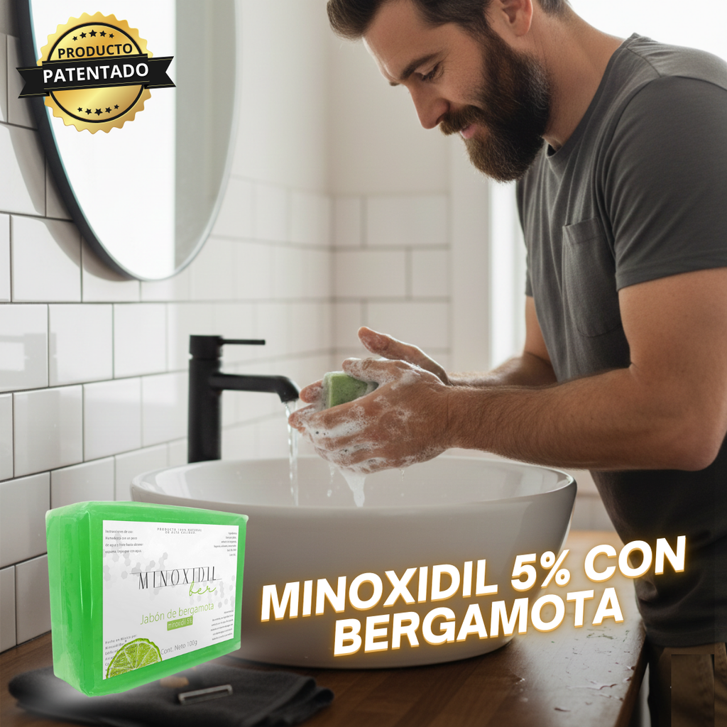 Hombre lavándose la cara con jabón de bergamota Minoxidilber como parte de su rutina diaria de cuidado.